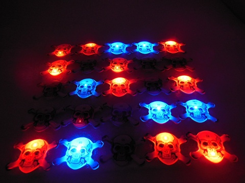 25Pcs New Pirate Skull Flashing Badge - Click Image to Close