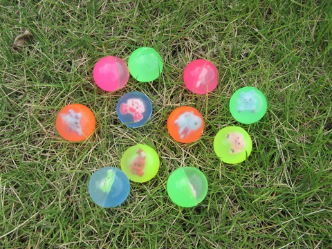 100 Rubber Bouncing Balls Cartoon Inside Assorted 25mm - Click Image to Close